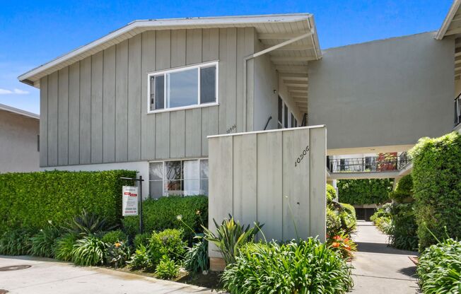 10906 Santa Monica Blvd, prime Westwood!