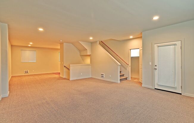 Spacious End Unit Townhome - 2 Primary Ensuite Bedrooms