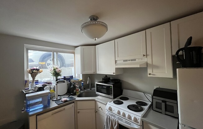 2 beds, 1 bath, $2,780, Unit 1