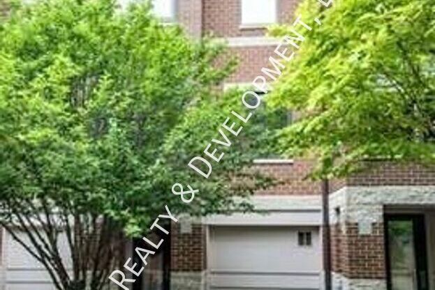 2730 N GREENVIEW AVE