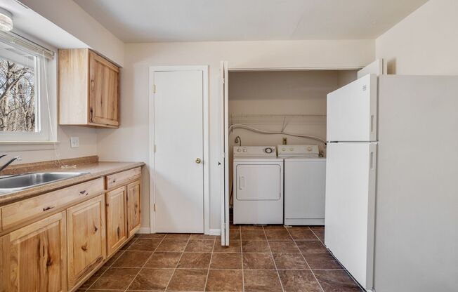 2 beds, 1 bath, 700 sqft, $945, Unit 9002