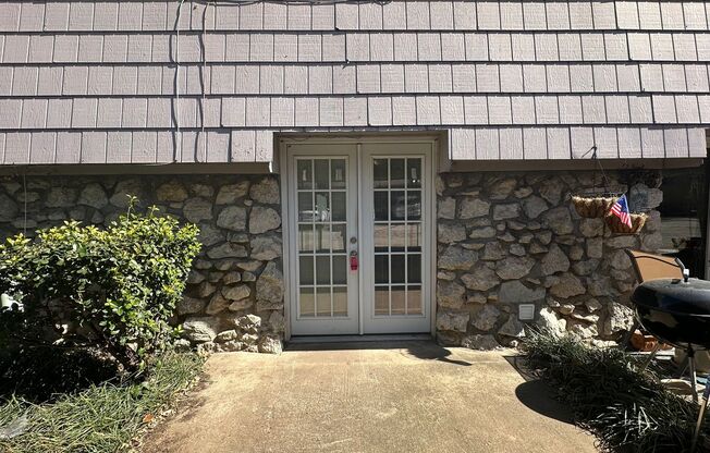Super Cute 2 Bedroom 1.5 Bath CONDO * PRIME Location *