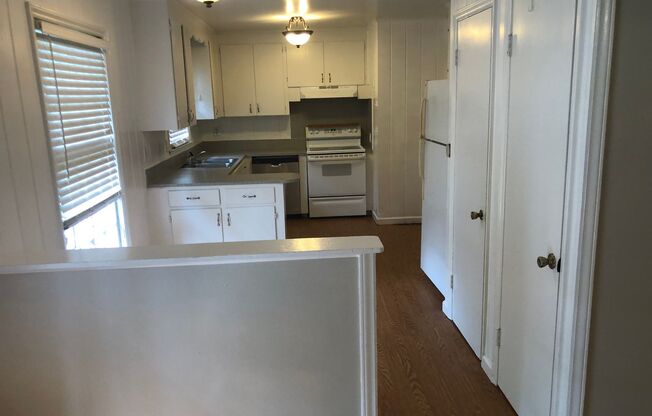 2 beds, 1 bath, 968 sqft, $1,350, Unit 5722 Londonderry Road