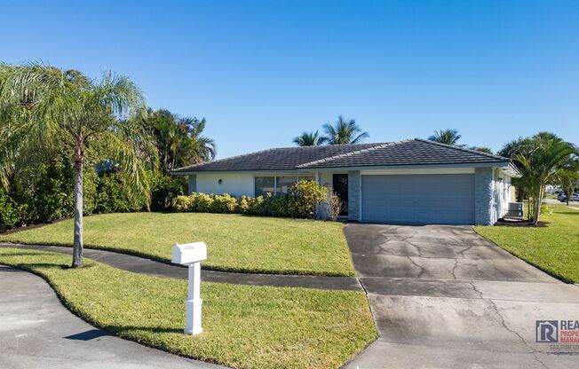 Beautifully renovated Tequesta POOL home 3/2/2