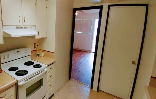 Studio, 1 bath, 300 sqft, $695, Unit 48