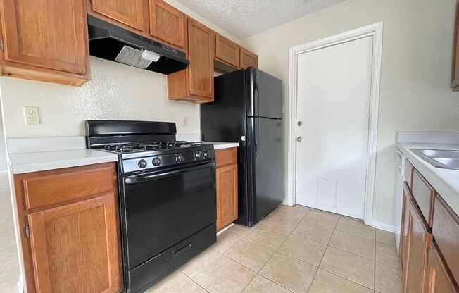 3 beds, 2 baths, $1,100