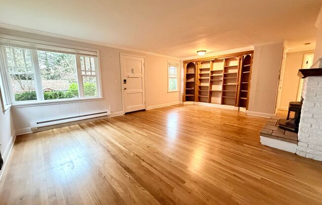 Great 2 bed home, fully fenced backyard in desirable Olympic Hills! Available Now!