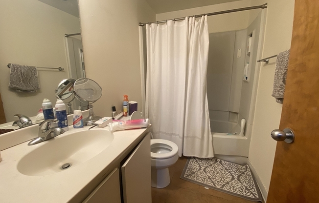 2 beds, 1 bath, 884 sqft, $4,000, Unit 108