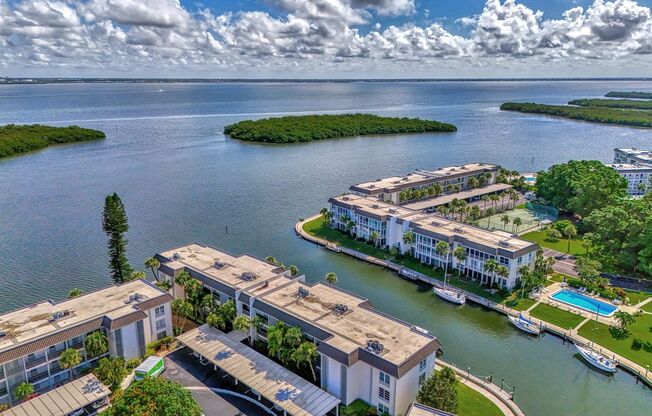 LUXURY LONGBOAT LIVING AT IT’S FINEST! RESORT STYLE, 2BR/2B CONDO LOCATED IN THE HIGHLY SOUGHT AFTER LONGBOAT HARBOUR COMMUNITY ON LONGBOAT KEY.