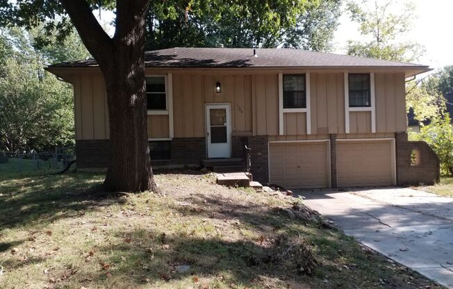 AVAILABLE NOW! - BIG 5 bedroom in Blue Springs MO home for rent!