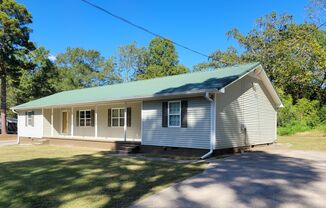 2BD 1BA One Level Duplex  (Yardcare Included, Animals Considered)