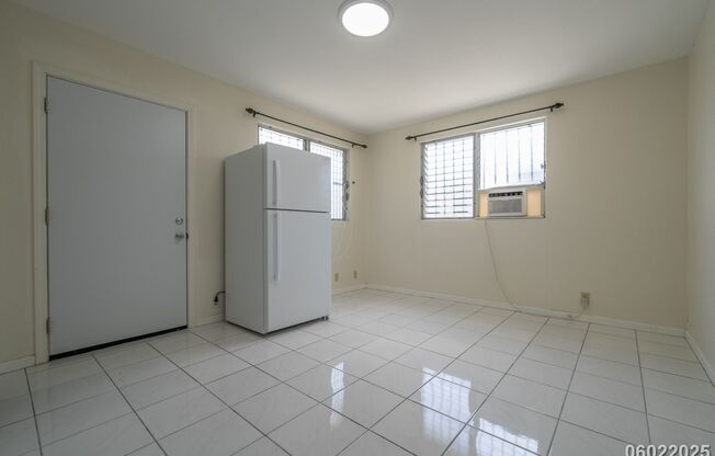 Studio in Salt Lake $1450 Electric Water and Sewer Included - 932 Alakapua St