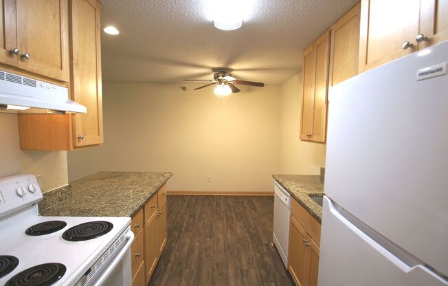 2 beds, 2 baths, 915 sqft, $1,725, Unit 220