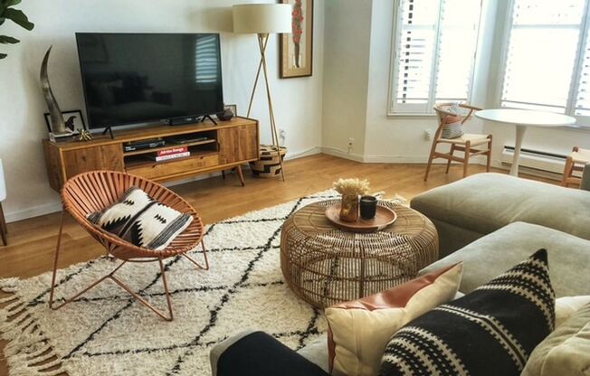 1BR/1BA Renovated Condo on Fillmore Street!  Parking! Storage! Laundry!  PROGRESSIVE