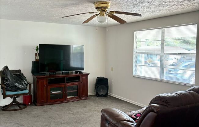 2 beds, 1 bath, $1,400