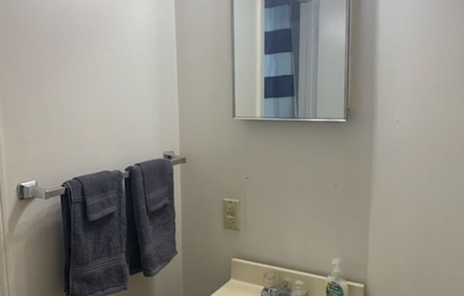 1 bed, 1 bath, $750, Unit 7