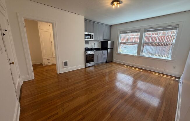 Studio, 1 bath, 320 sqft, $1,129, Unit 14