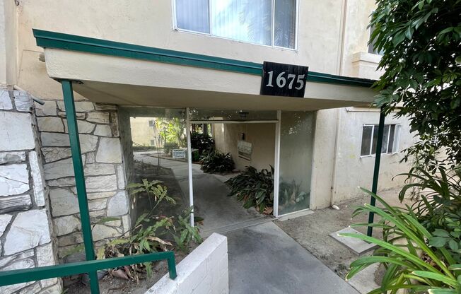 STUNNING APARTMENT IN A GREAT LOCATION! PARKING INCLUDED, A/C