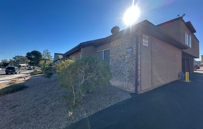 2 Bedroom Upstairs Condo with Bonus Room Near UNLV!