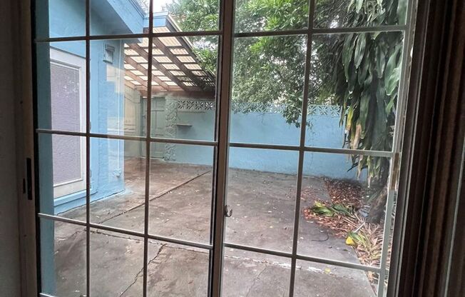 nice house with 2 sitting area and fenced patio