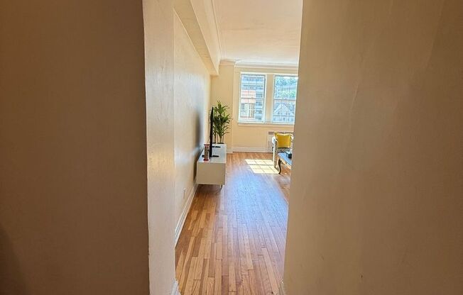 2 beds, 2 baths, 1,303 sqft, $3,000, Unit New King Edward  607