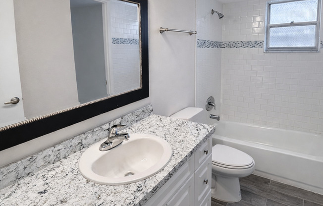 2 beds, 1 bath, 912 sqft, $1,950, Unit 537 - 301