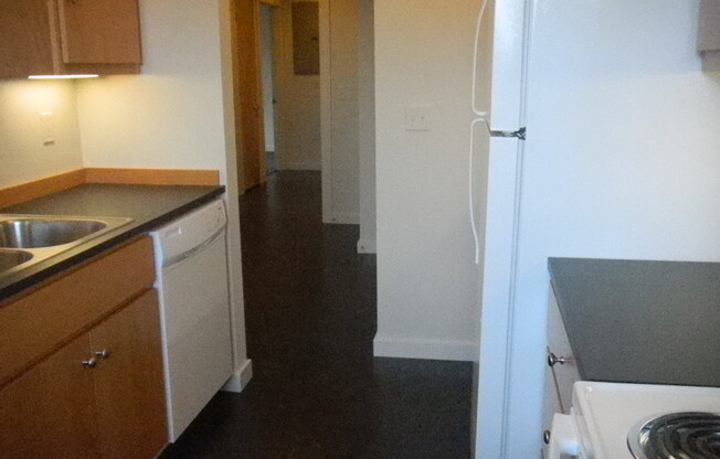 2 beds, 1 bath, $1,595, Unit 1165 Willamette St #1