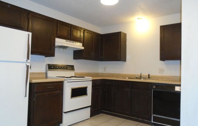 2 beds, 1 bath, $735, Unit 8