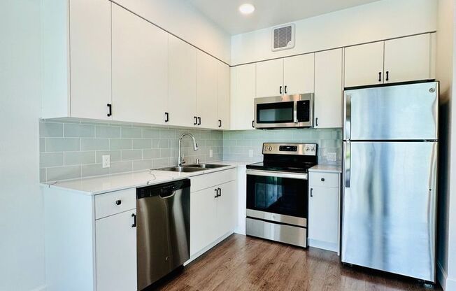 Studio, 1 bath, 346 sqft, $1,395, Unit 410-211