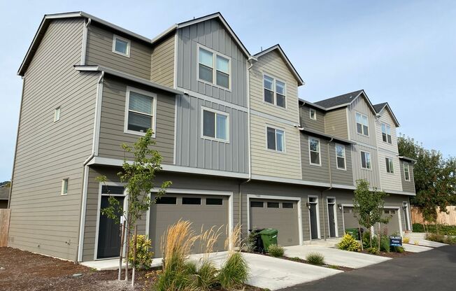 Like New Woodland End Unit Townhome for Lease - 174 Loganberry Ct