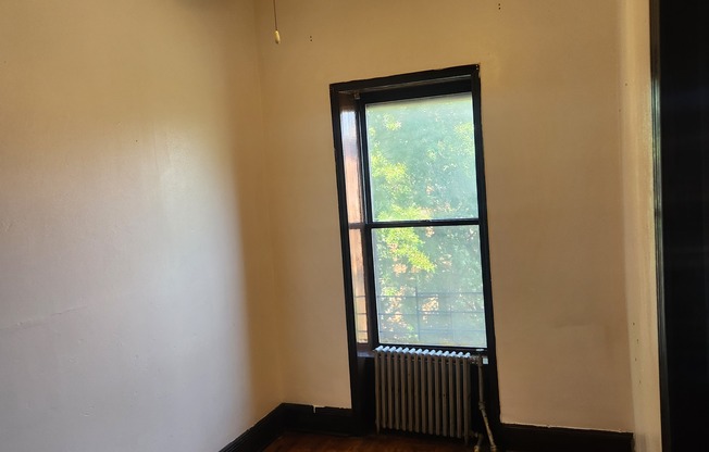 2 beds, 1 bath, $2,950, Unit 4