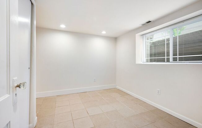 Charming 5 bedroom house with yard!! Close to SPU and UW