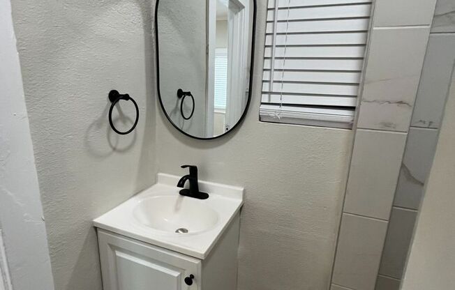 Studio, 1 bath, 326 sqft, $1,095, Unit 04
