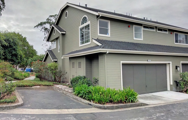 Newly Remodeled - 2 Bed 2.5 Bath Daly City Townhome @ Village in the Park