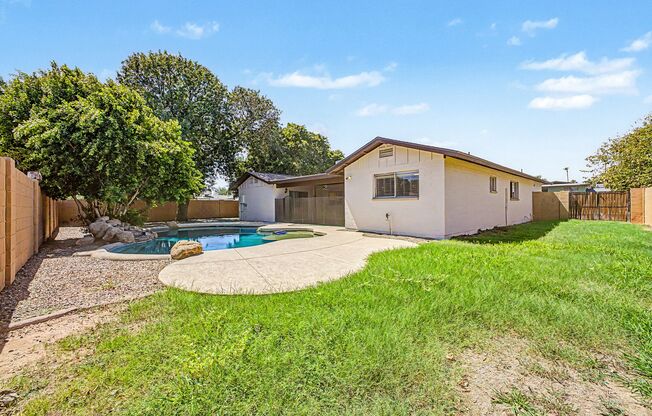 Great Tempe Home with Diving Pool*POOL & LANDSCAPING SERVICES INCLUDED IN RENT