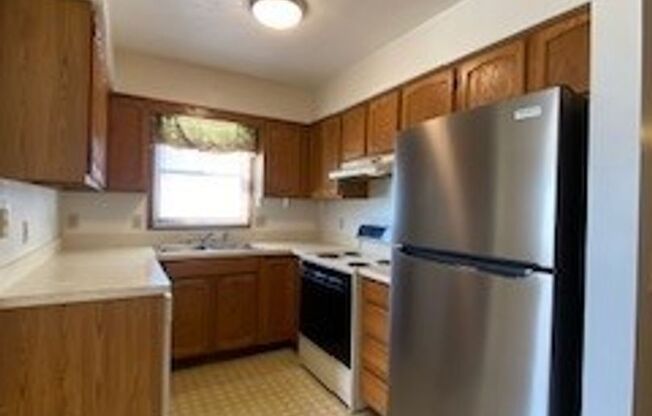 2 beds, 1 bath, $895, Unit APT. 3