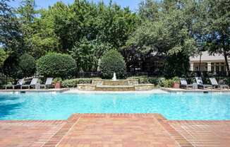 swimming pool with a fountain at Stoneleigh on Spring Creek apartments