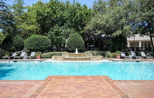 swimming pool with a fountain at Stoneleigh on Spring Creek apartments