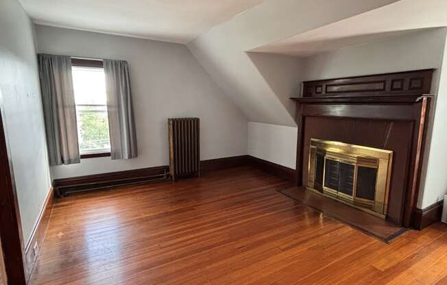 2 beds, 1 bath, $2,800, Unit 3