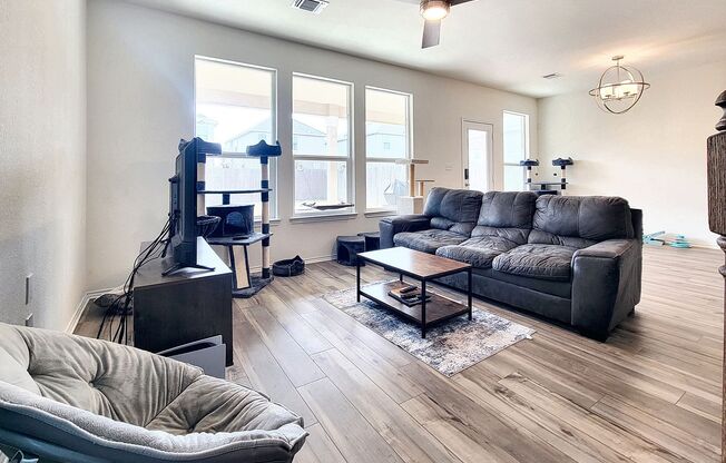 Stunning 3/BR 2.5/BA Home for Rent in Georgetown!