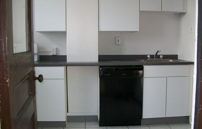 Available May 1, 2026. FLEXIBLE LEASE TERM!  Lease can end April 28, 2027, May 29, 2027 or June 28, 2027 - You Choose!!!