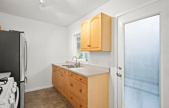 3 beds, 1 bath, $1,999, Unit C