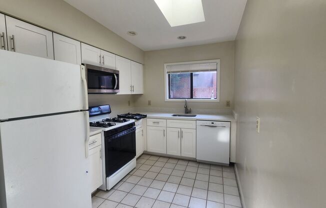 Spacious Condo Close to King St Metro/Old Town