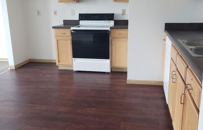 2 beds, 1 bath, $995, Unit 305