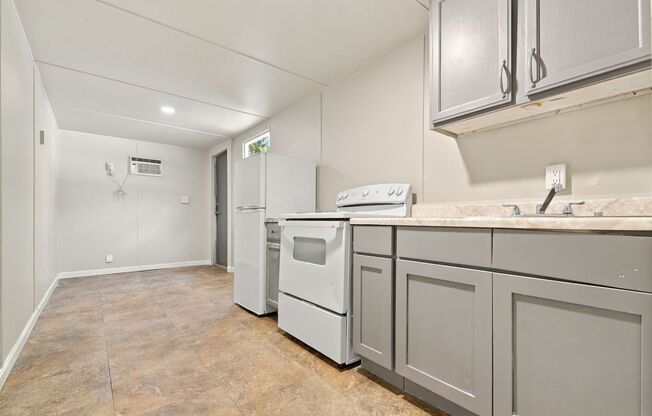 Cozy 2 Bedroom Home in Roosevelt Park