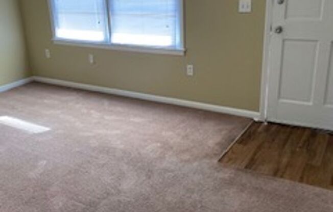2 beds, 1 bath, 750 sqft, $960, Unit B4