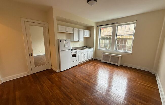 Studio, 1 bath, 294 sqft, $1,175, Unit New King Edward  3B7