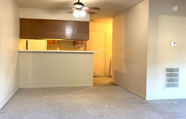 2 beds, 1 bath, $875, Unit B