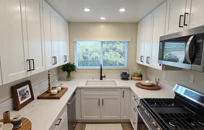 3 beds, 2 baths, 1,400 sqft, $3,295, Unit 10