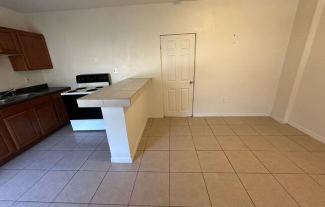 1 bed, 1 bath, $750, Unit APARTMENT 4